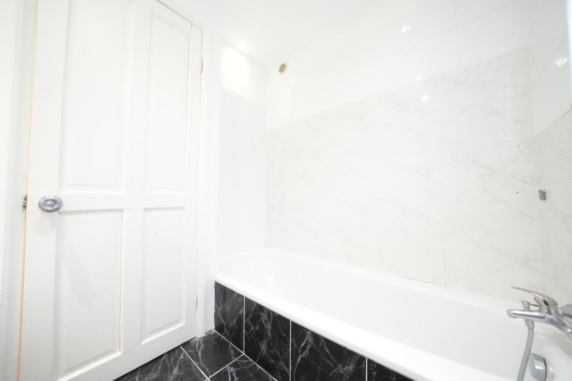 Airport Comfy Stay Harmondsworth Bagian luar foto
