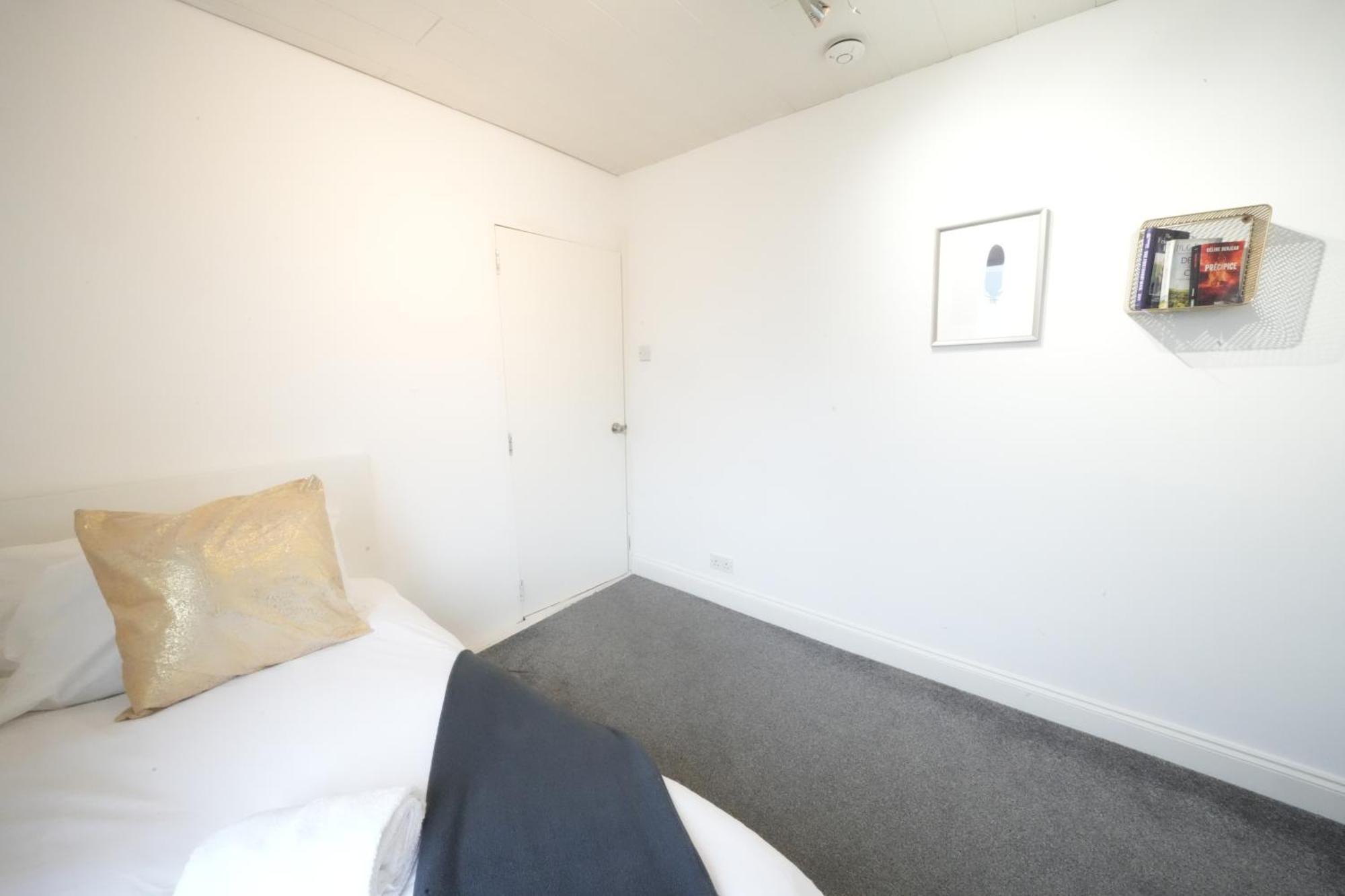 Airport Comfy Stay Harmondsworth Bagian luar foto
