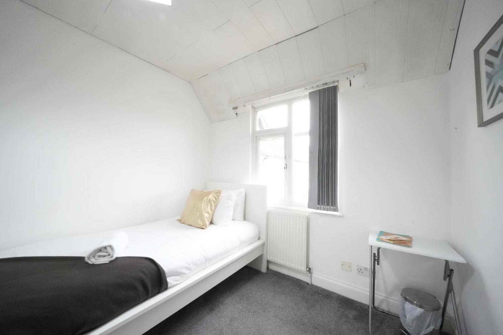 Airport Comfy Stay Harmondsworth Bagian luar foto