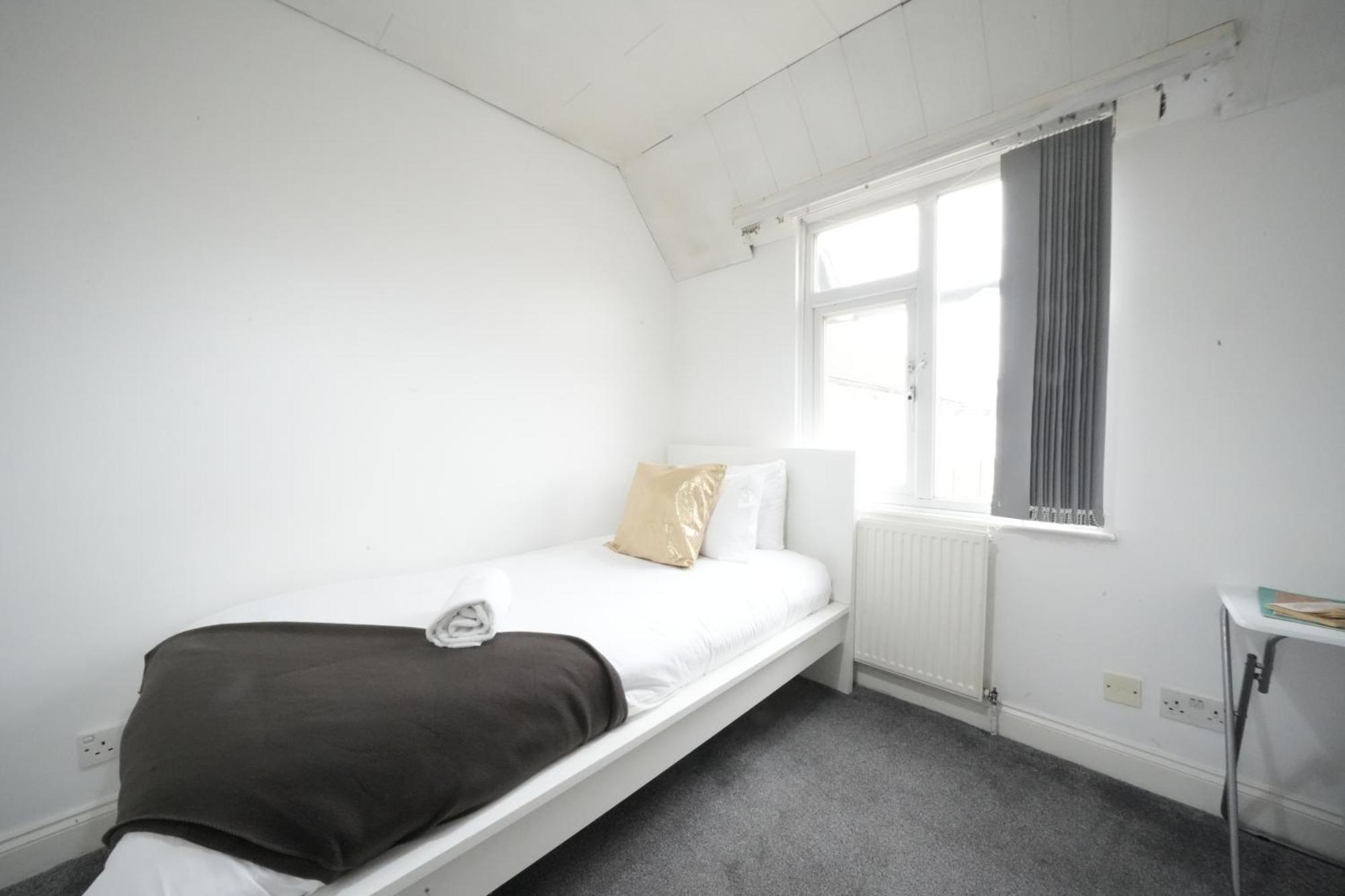 Airport Comfy Stay Harmondsworth Bagian luar foto