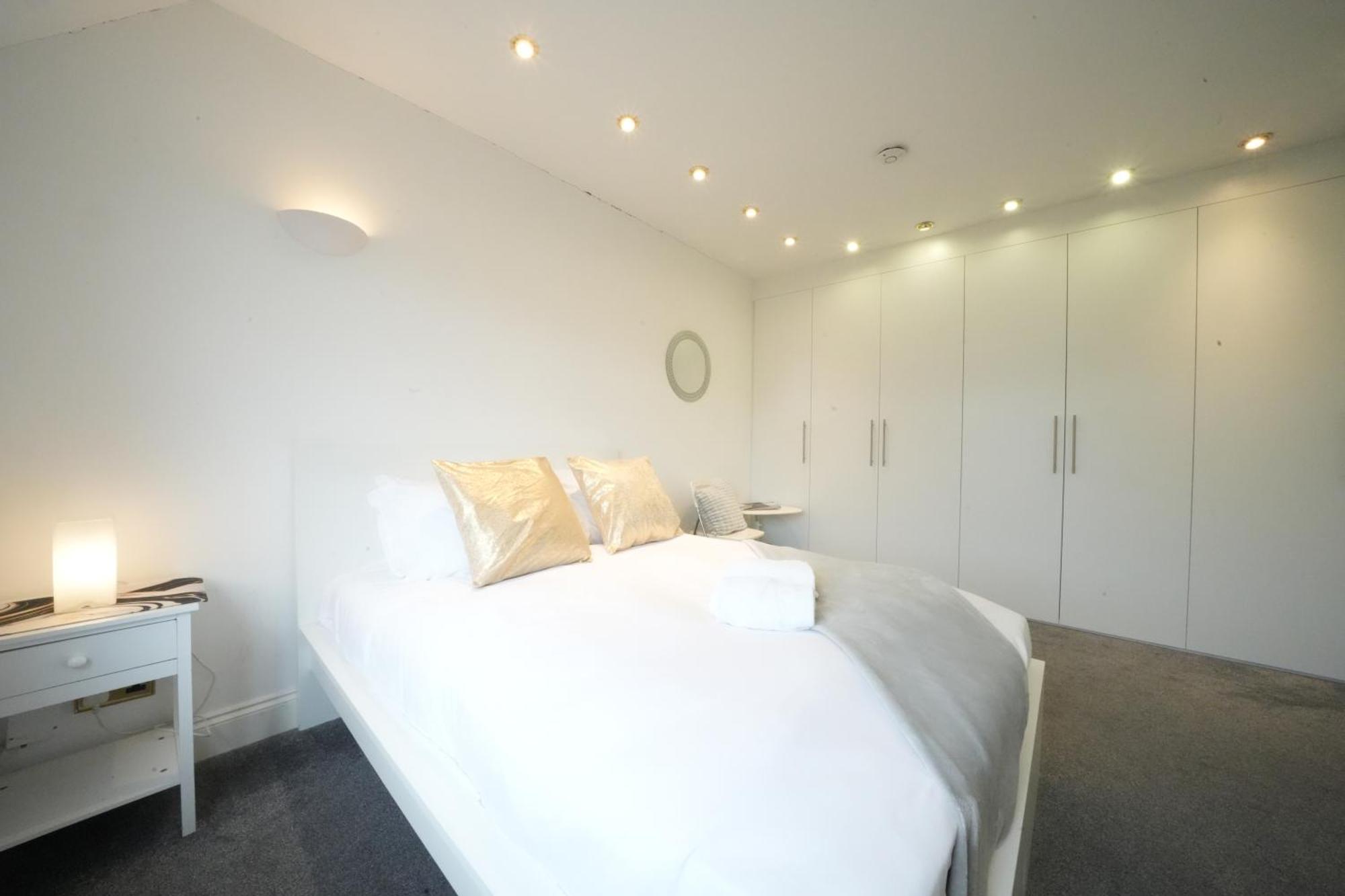Airport Comfy Stay Harmondsworth Bagian luar foto