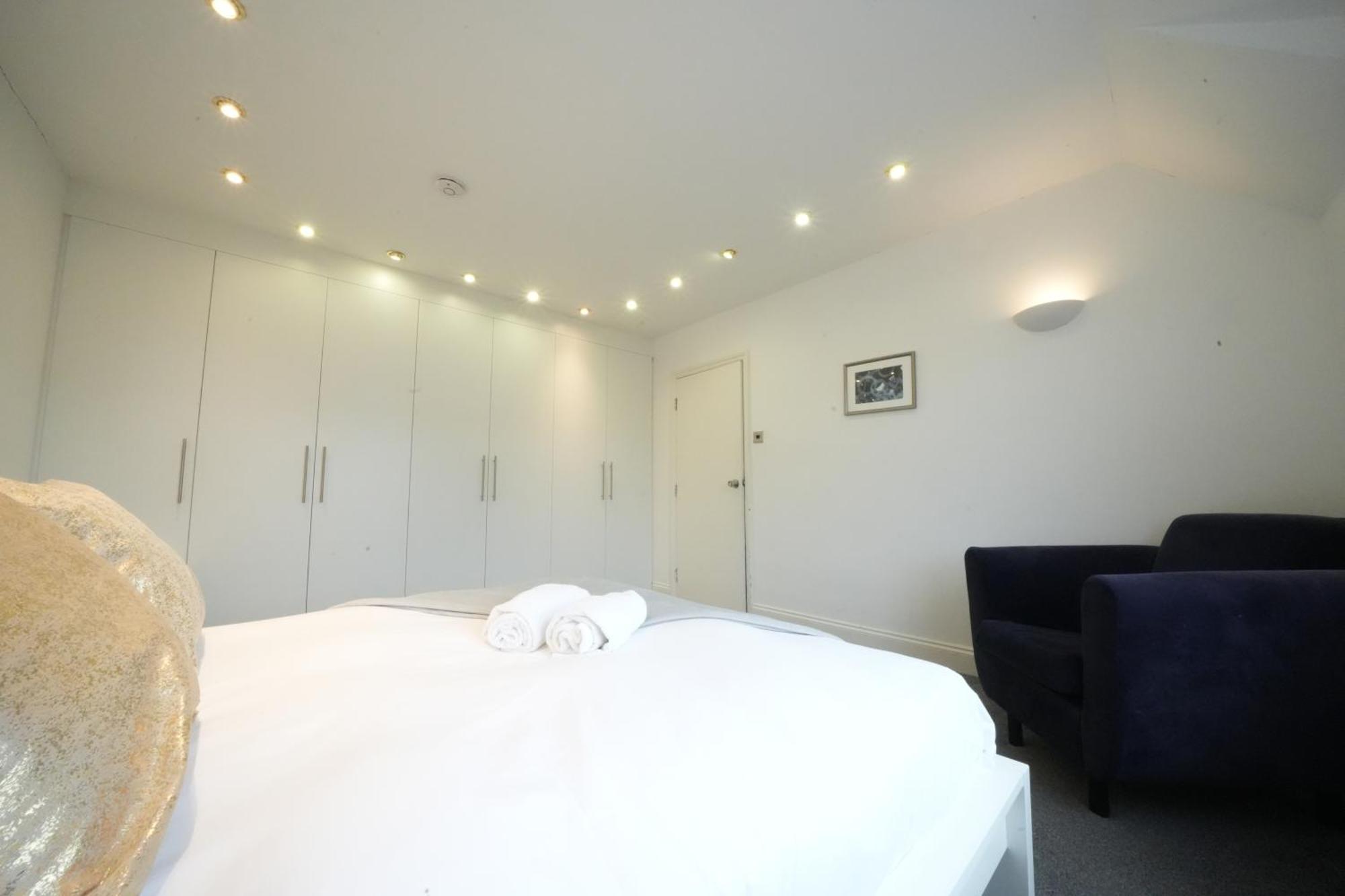 Airport Comfy Stay Harmondsworth Bagian luar foto