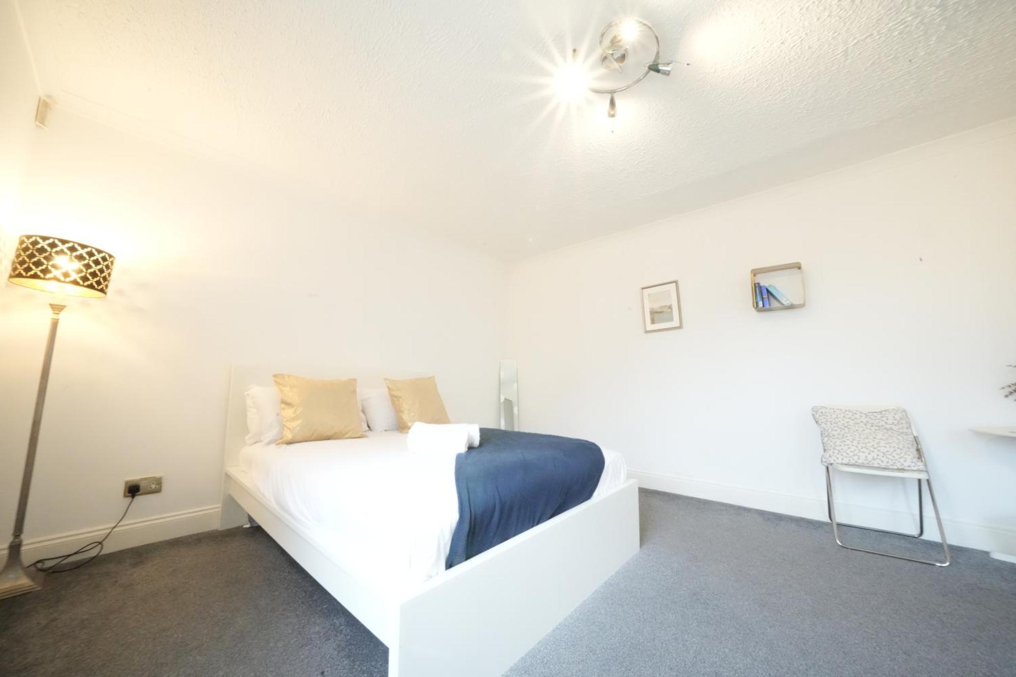 Airport Comfy Stay Harmondsworth Bagian luar foto